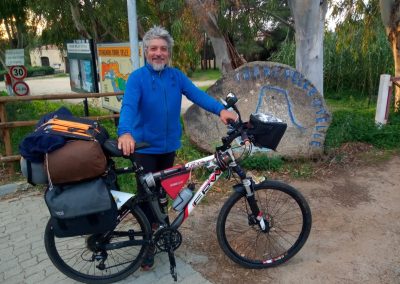 Intervista a Sasà, il contestatore itinerante: in bicicletta contro guerra e obblighi sanitari