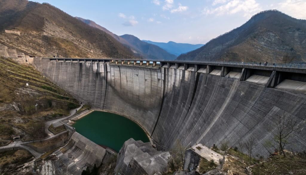 enorme diga in Cina che si ipotizza possa rallentare la rotazione terrestre