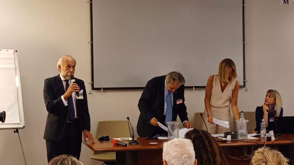 il dott. Andrea Stramezzi che presenta la prima ediziopne del premio Giuseppe De Donno