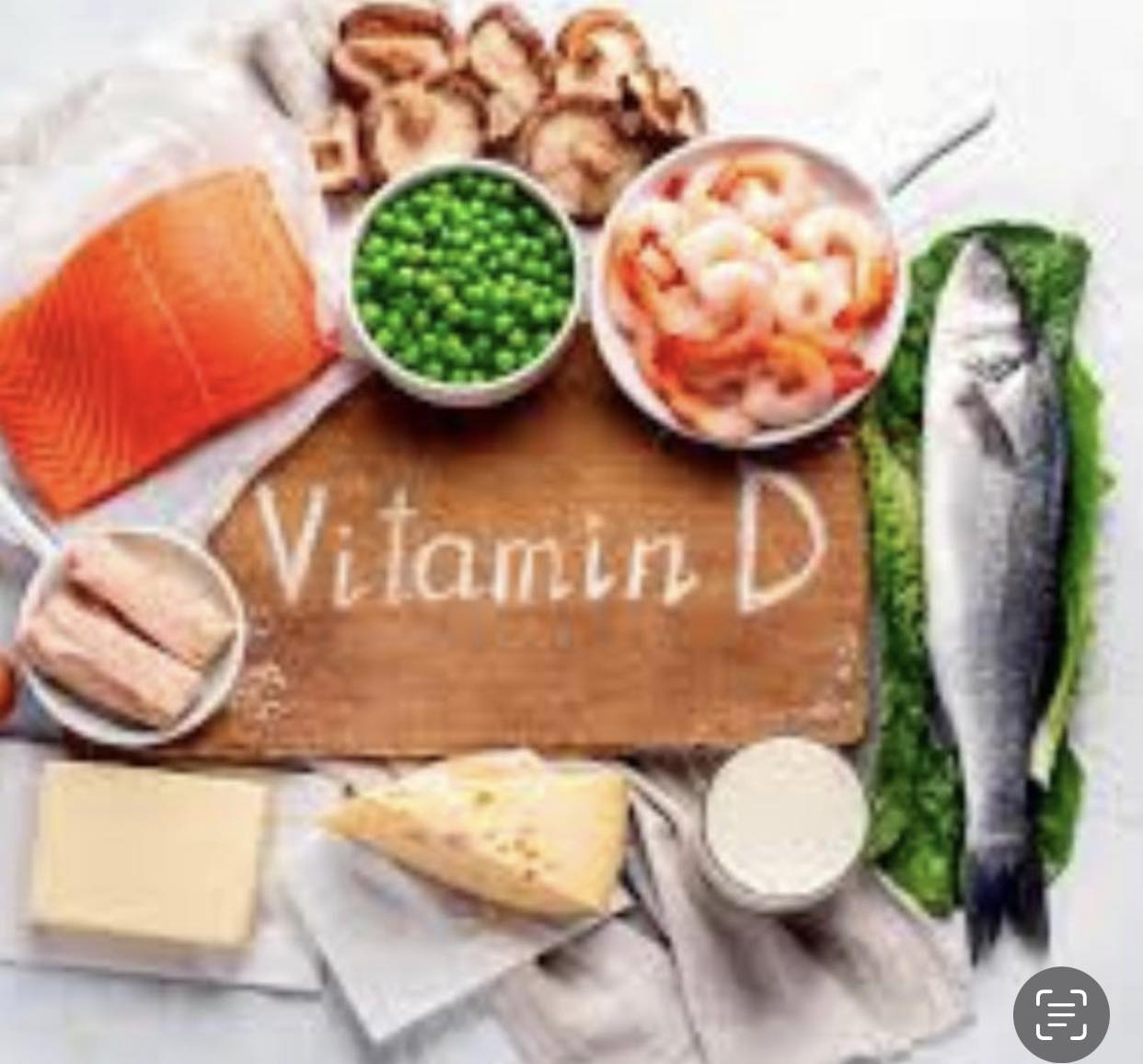 cibi che contengono una dose alta di vitamina D, quali: spigola, gamberi, formaggio, salmone, piselli, funghi