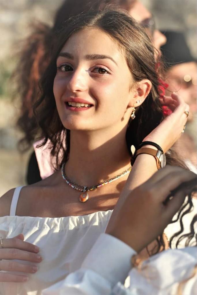 giovane ragazza durante i festeggiamenti della Settembrata Anacaprese